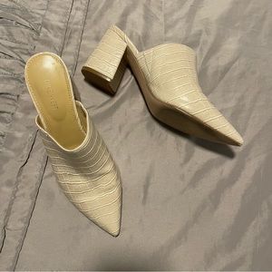 9.5 pointed toe heal